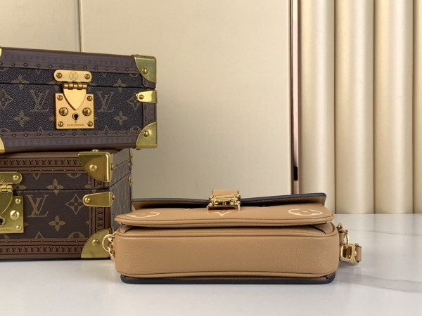 l0*is V*t0n pochette metis east west