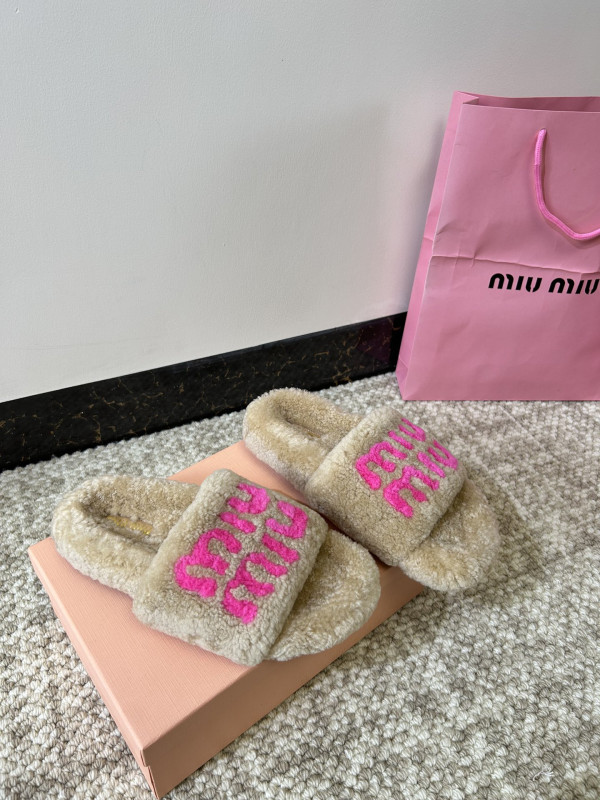 M*um*u sandals
