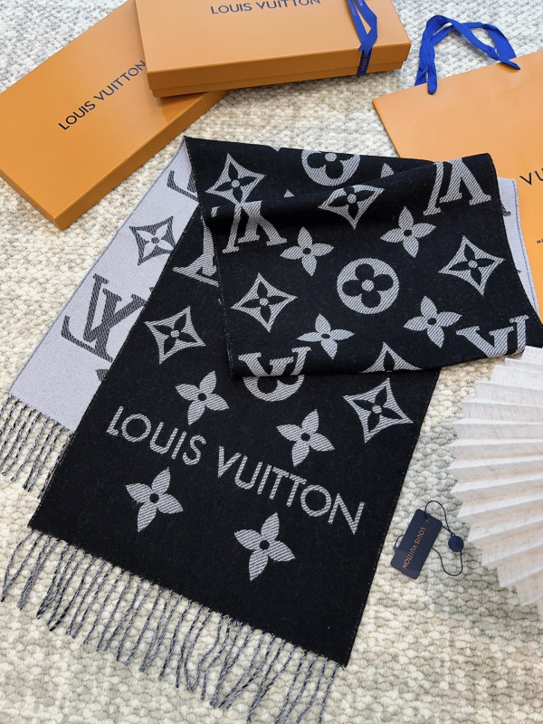 l0*is V*t0n scarf