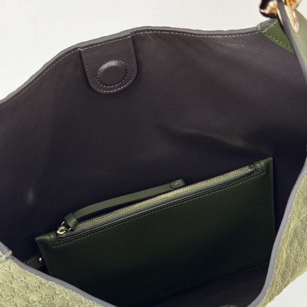 G*u*i b large shoulder bag
