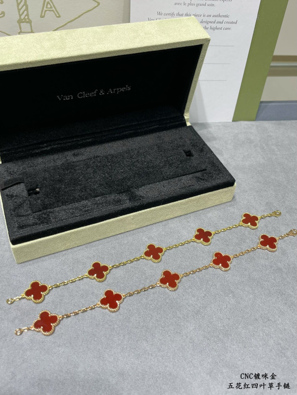 V*N CL*F&arpels perlée bracelet