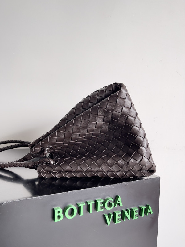 bo*te*ga Ve*ne*ta large parachute - 30*26*20cm