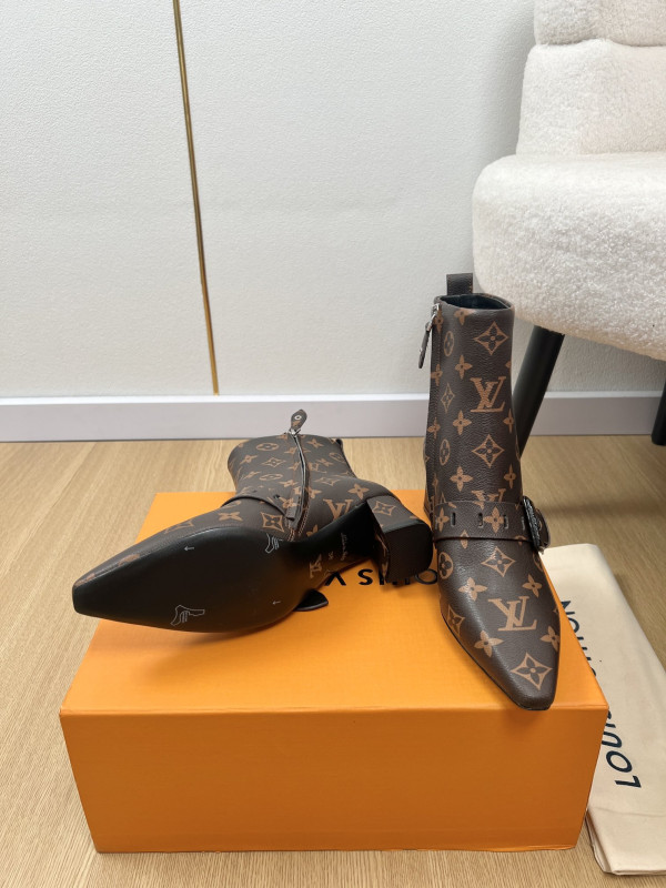 l0*is V*t0n boots