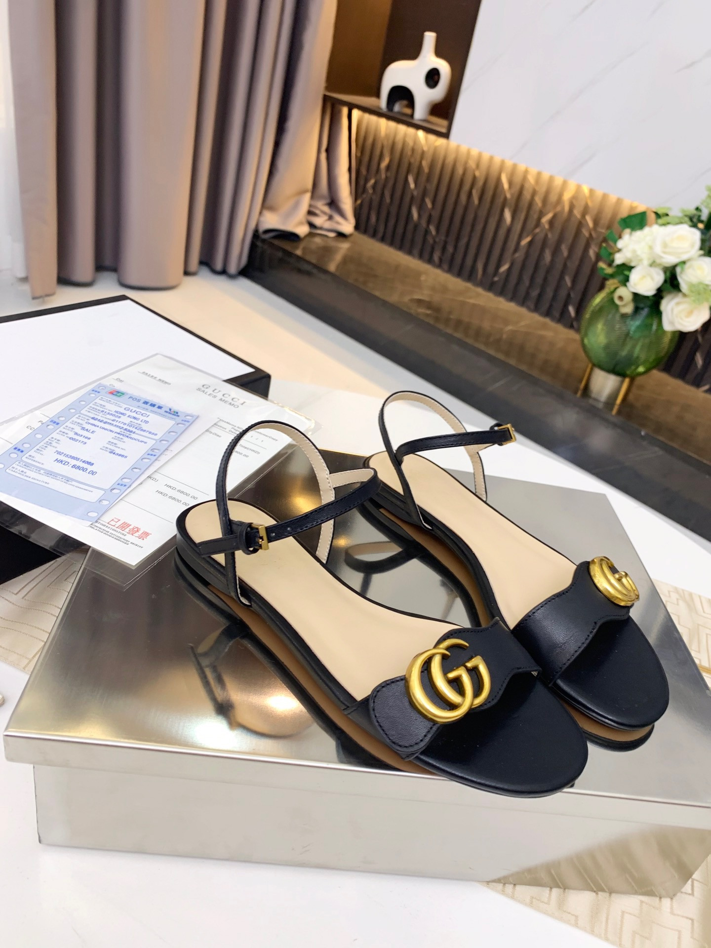 G*u*i leather sandal