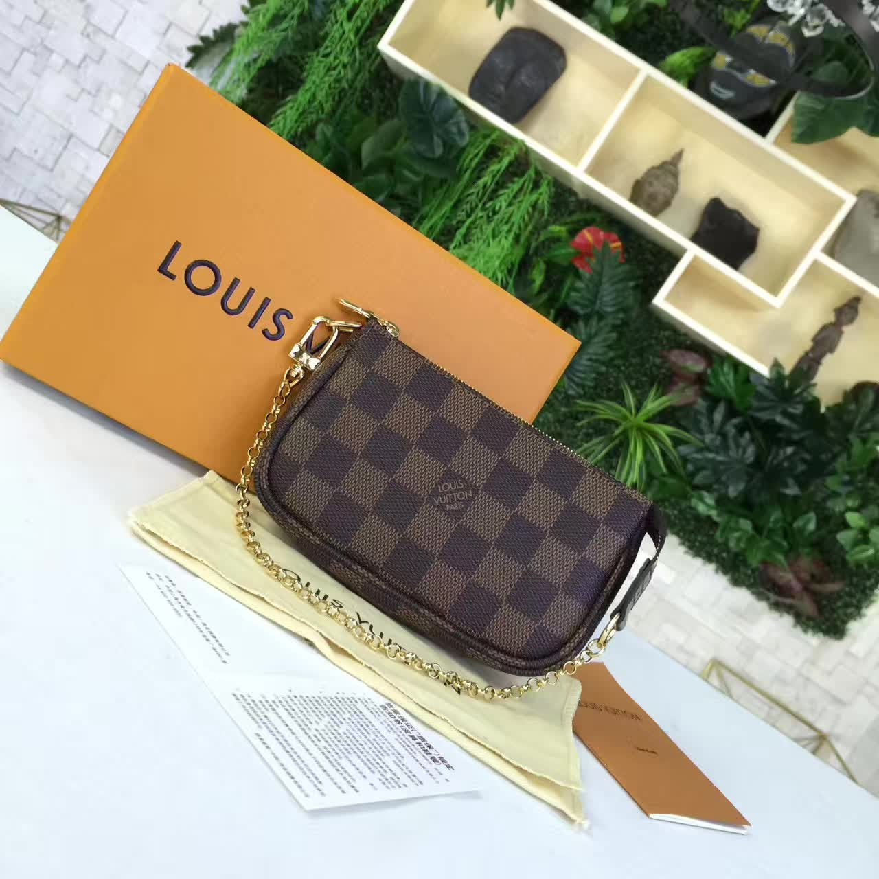 l0*is V*t0n wallet