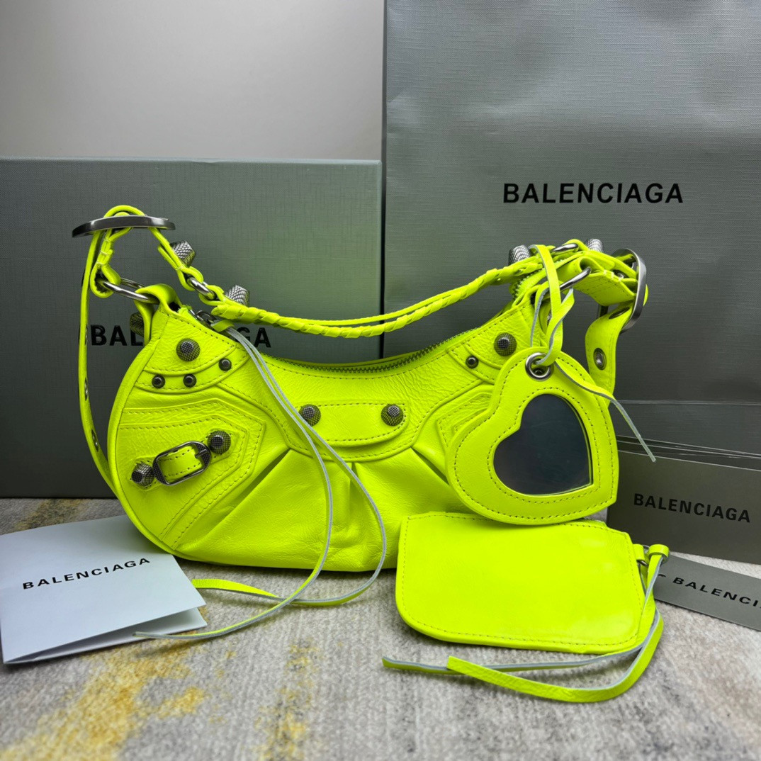 Ba*len*cia*ga women's le cagole xs shoulder bag