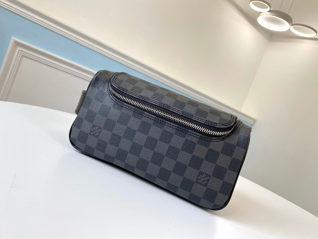l0*is V*t0n toiletry pouch