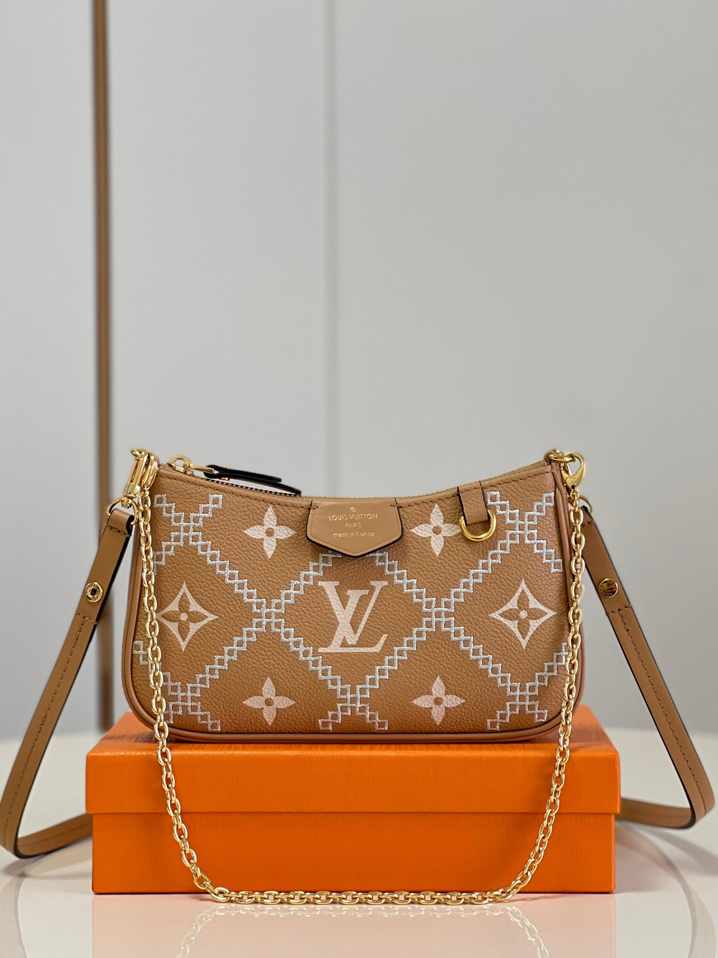 l0*is V*t0n easy pouch on strap
