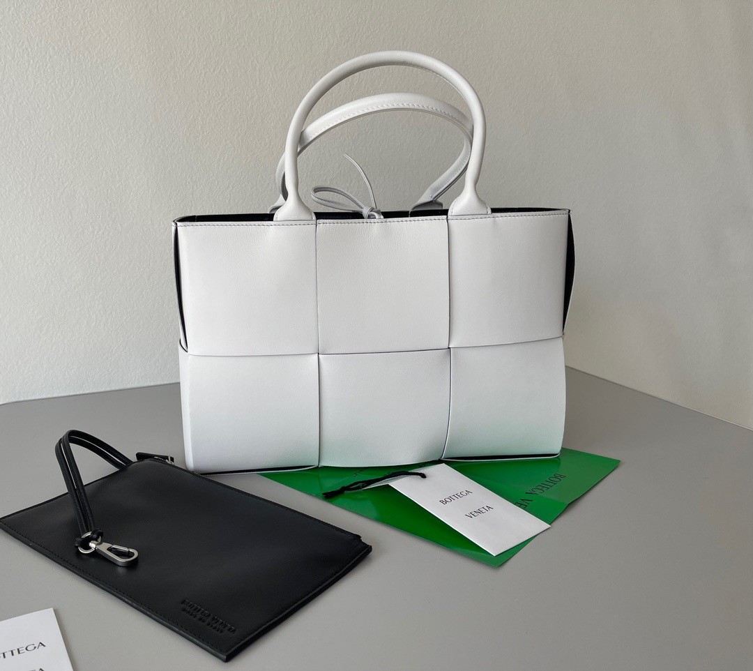 bo*te*ga Ve*ne*ta small arco tote bag