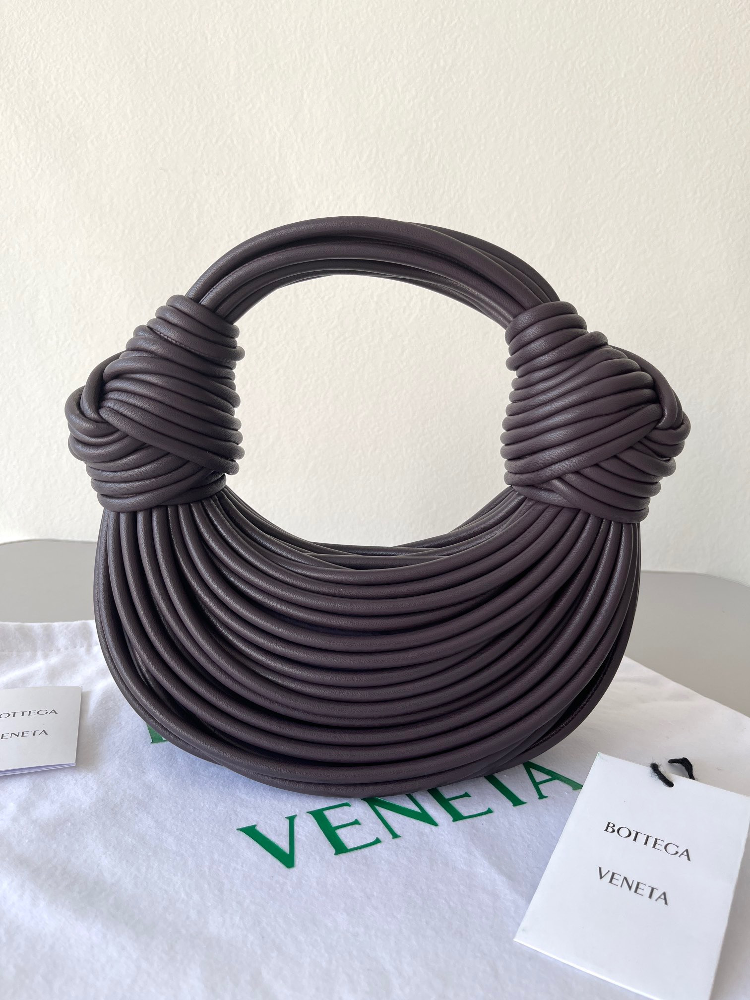 bo*te*ga Ve*ne*ta double knot
