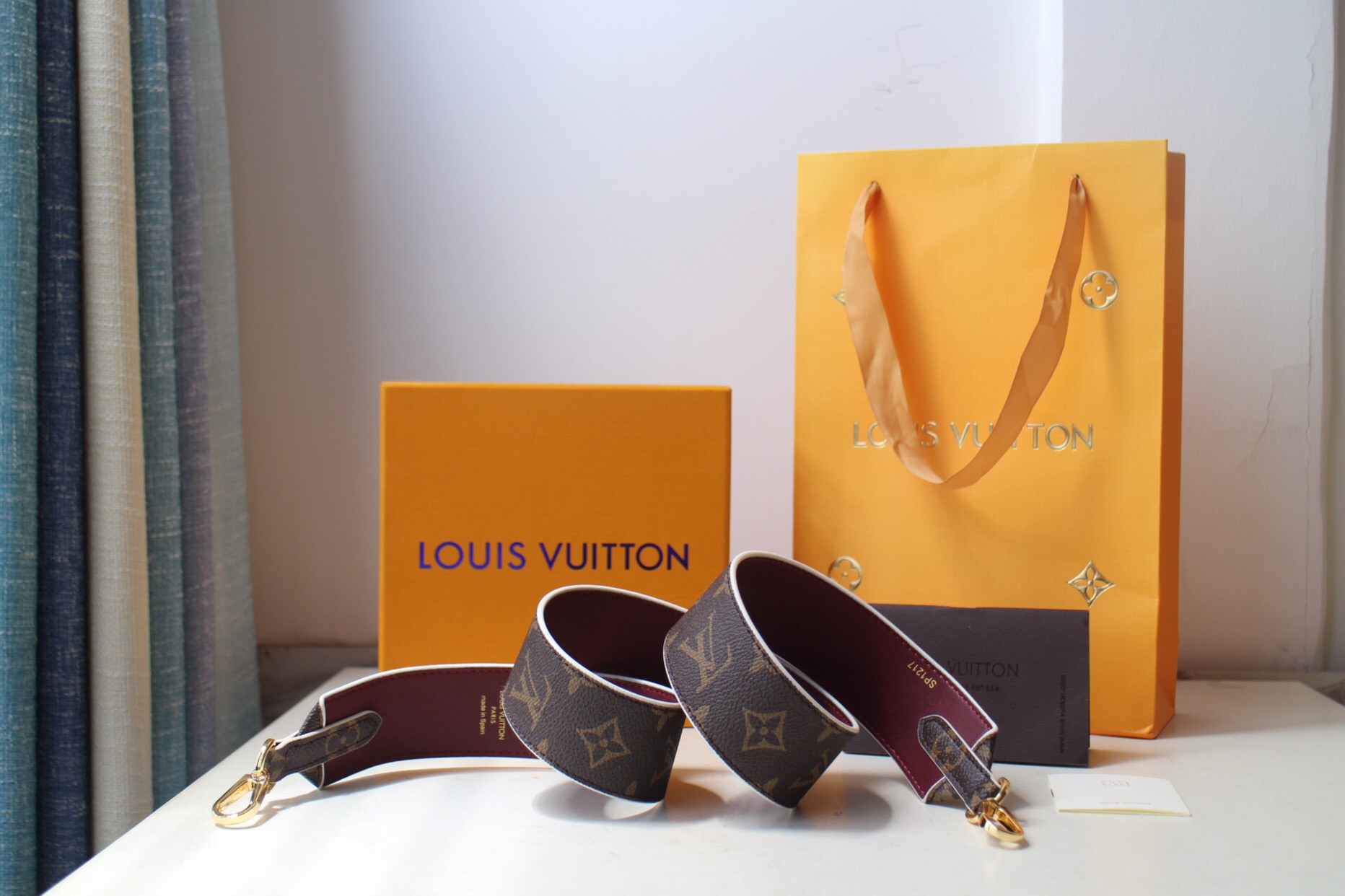 l0*is V*t0n monogram strap