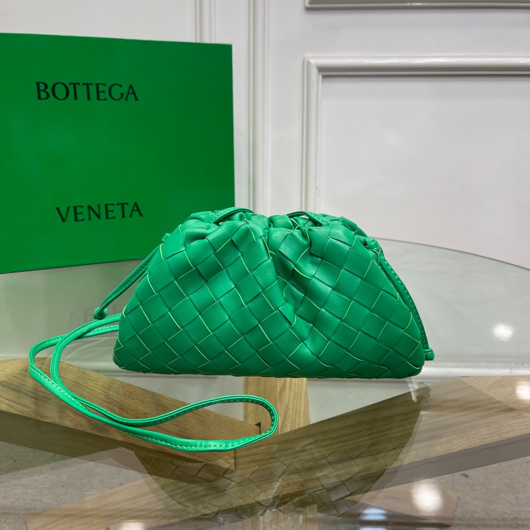 bo*te*ga Ve*ne*ta mini pouch