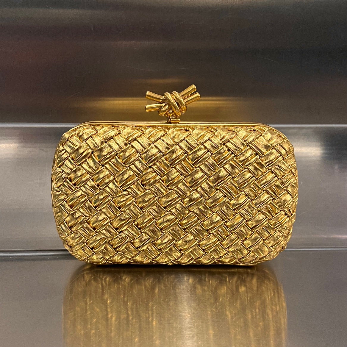 bo*te*ga Ve*ne*ta knot minaudiere