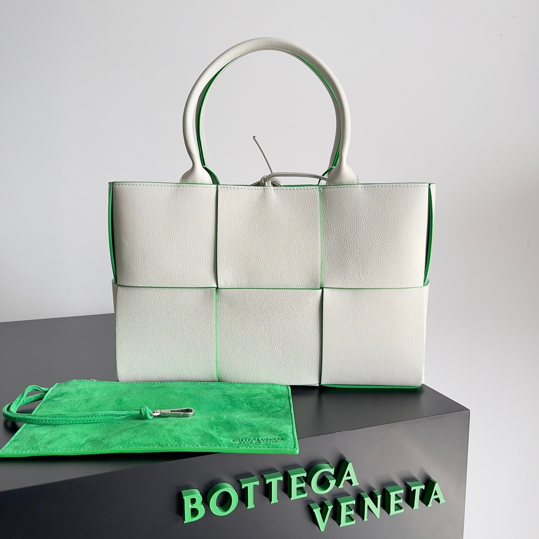 bo*te*ga Ve*ne*ta small arco tote bag