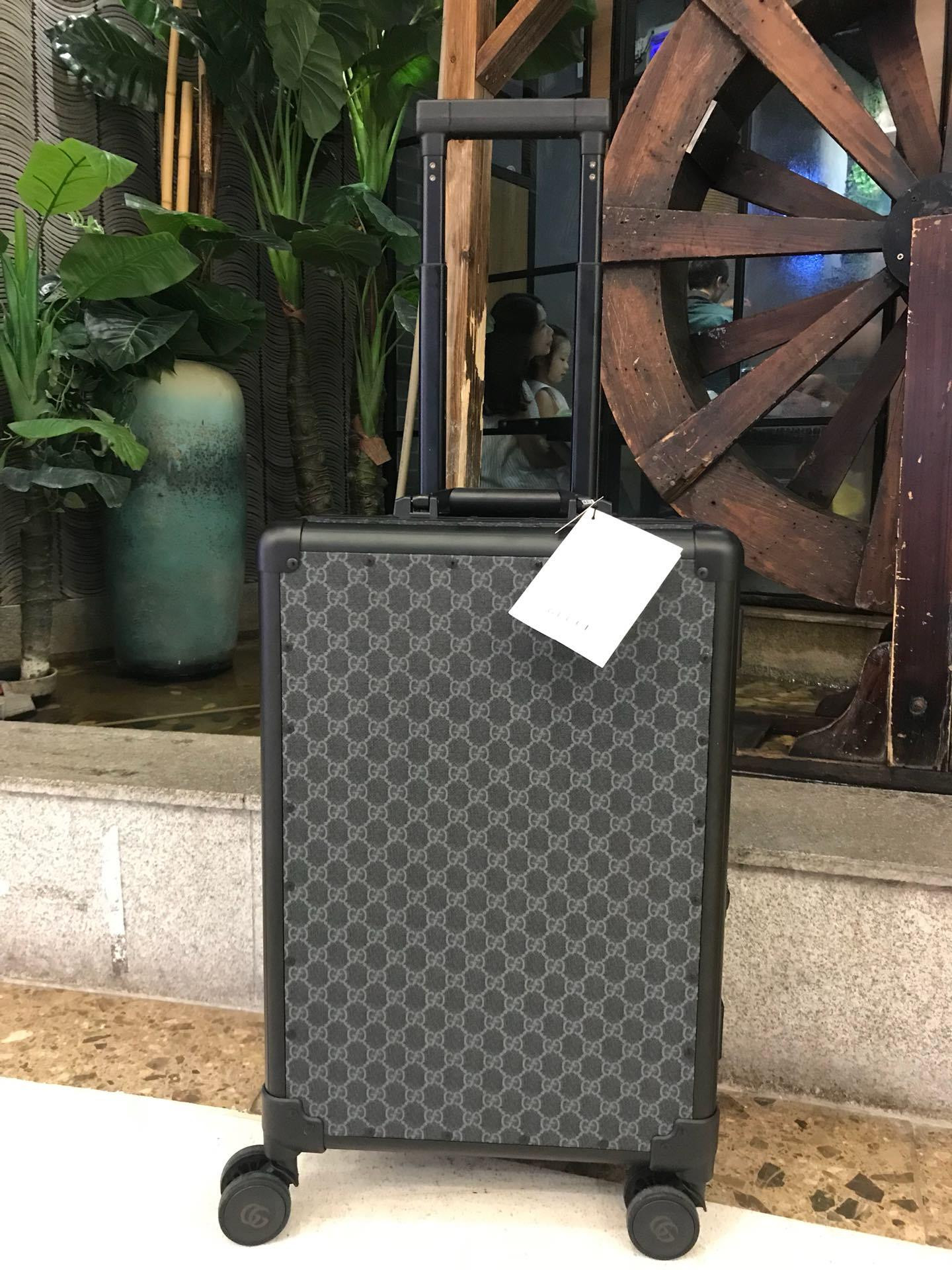 G*u*i travel box 20 inches