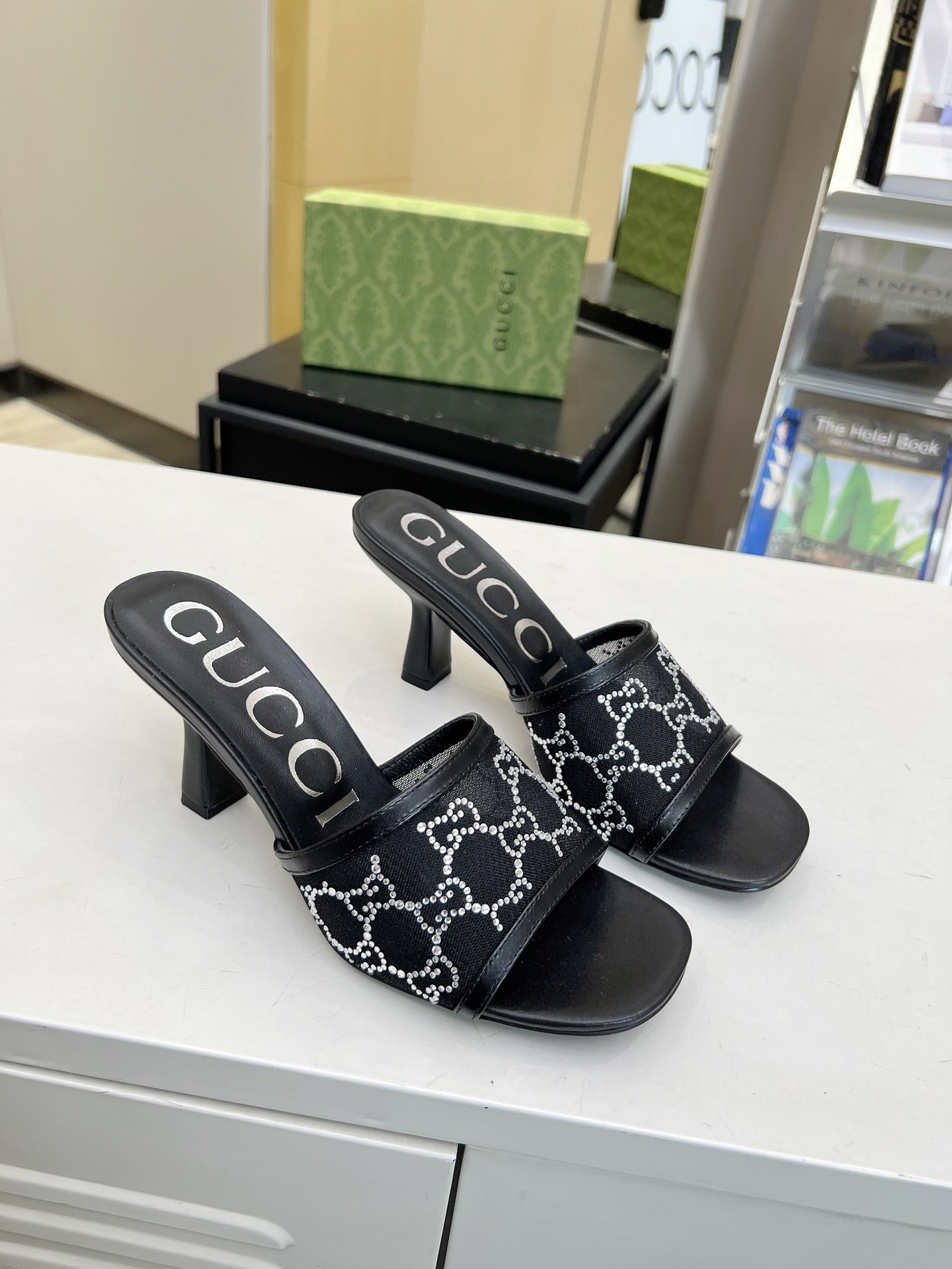 G*u*i women's sandal