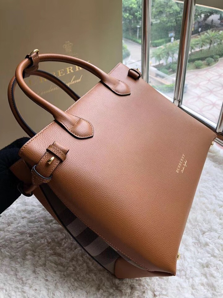B**rry the medium banner in leather and house check
