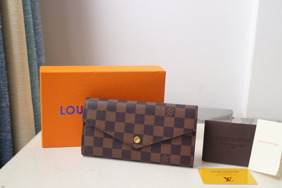 l0*is V*t0n sarah wallet