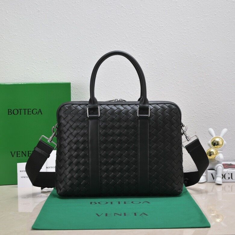 bo*te*ga Ve*ne*ta slim intrecciato briefcase