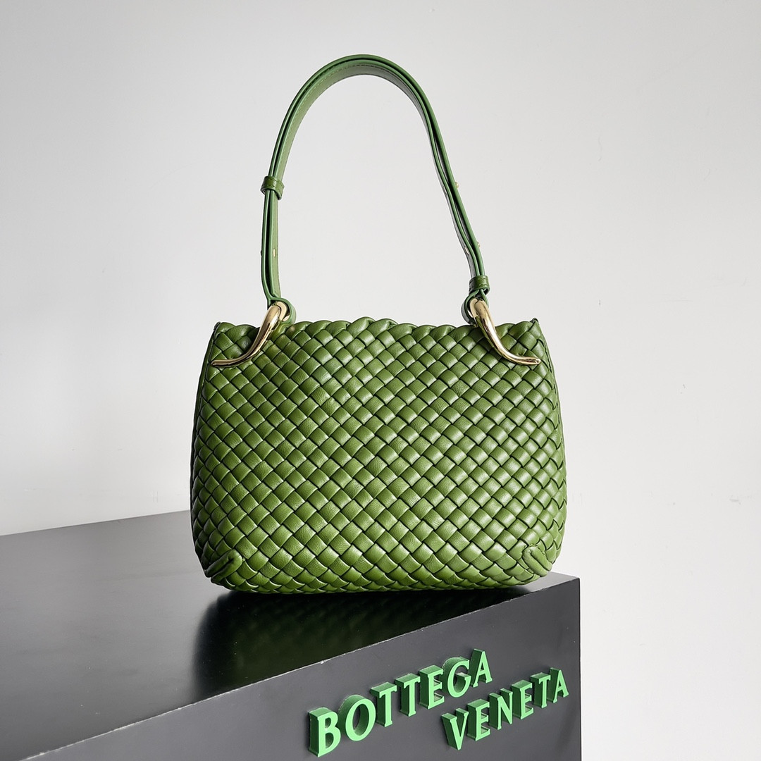 bo*te*ga Ve*ne*ta small clicker shoulder bag