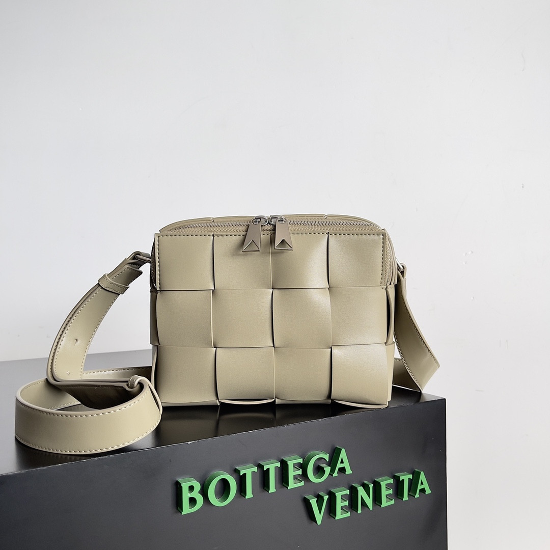 bo*te*ga Ve*ne*ta brick cassette