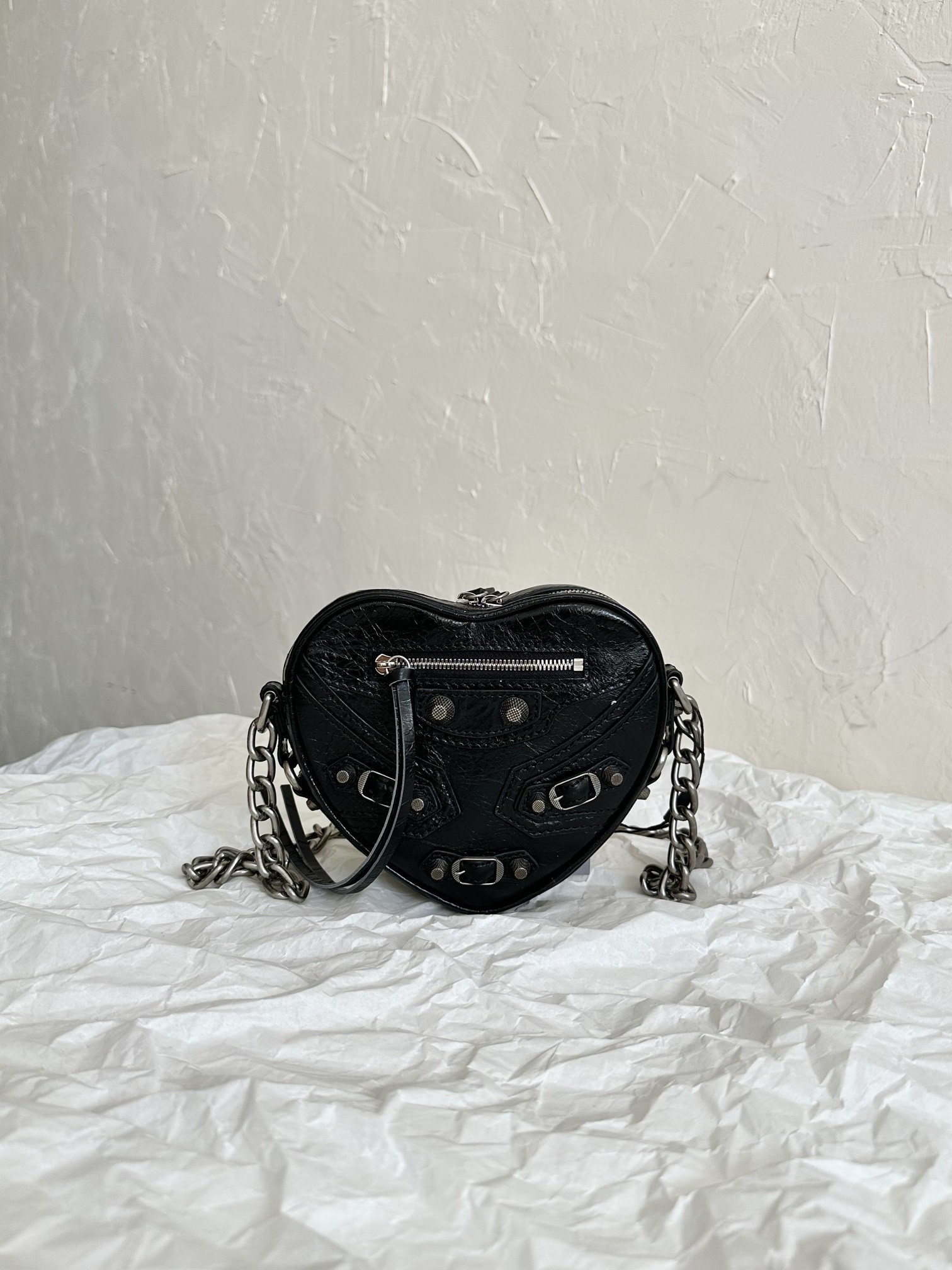 Ba*len*cia*ga  le cagole heart mini metallic crinkled-leather shoulder bag