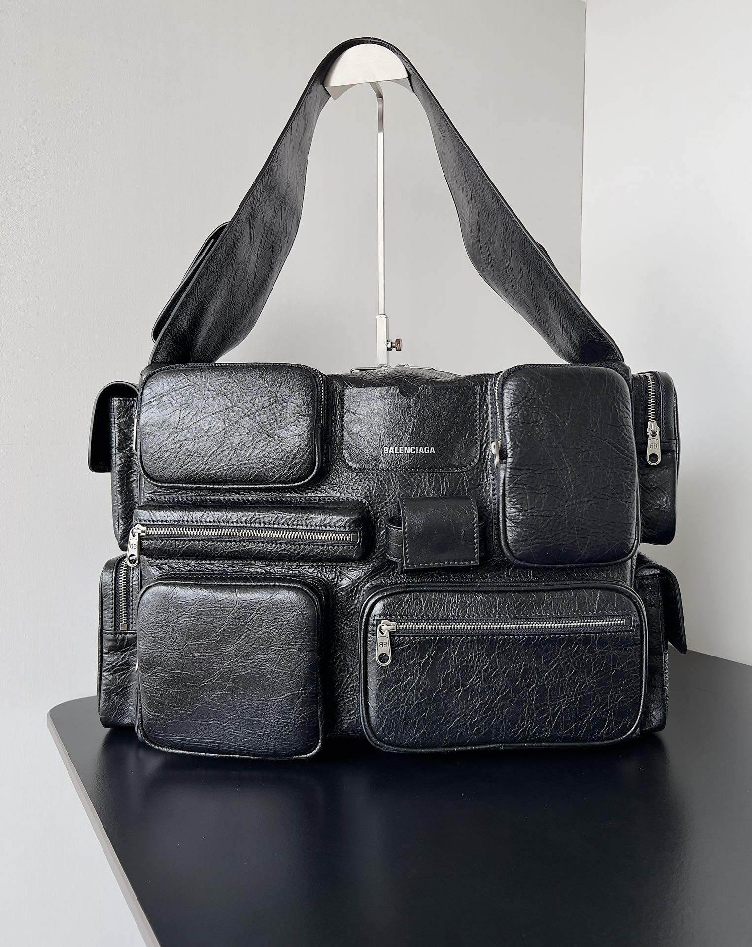 ba*len*cia*ga S*perbusy large sling bag