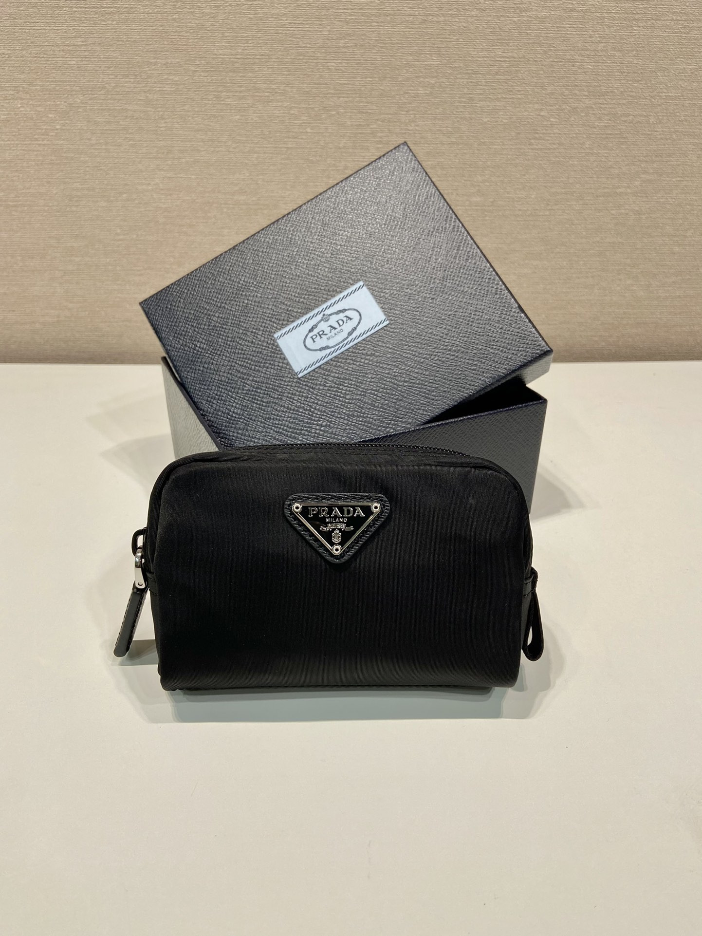 Pra*a re-nylon necessaire
