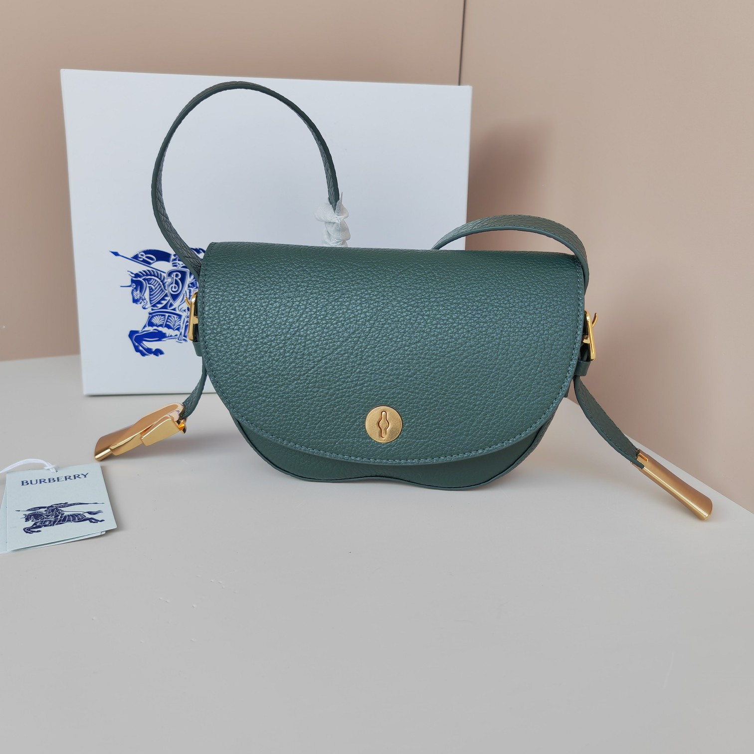 B**rry chess satchel