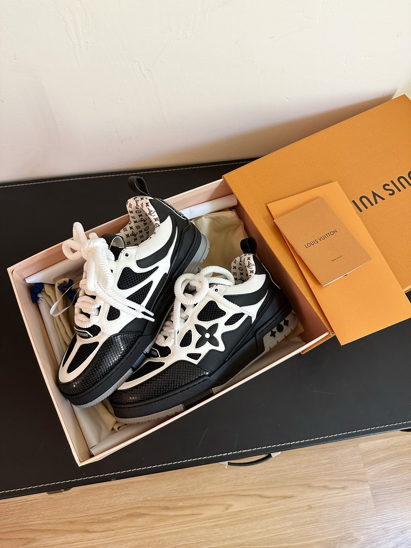 l0*is V*t0n sneakers