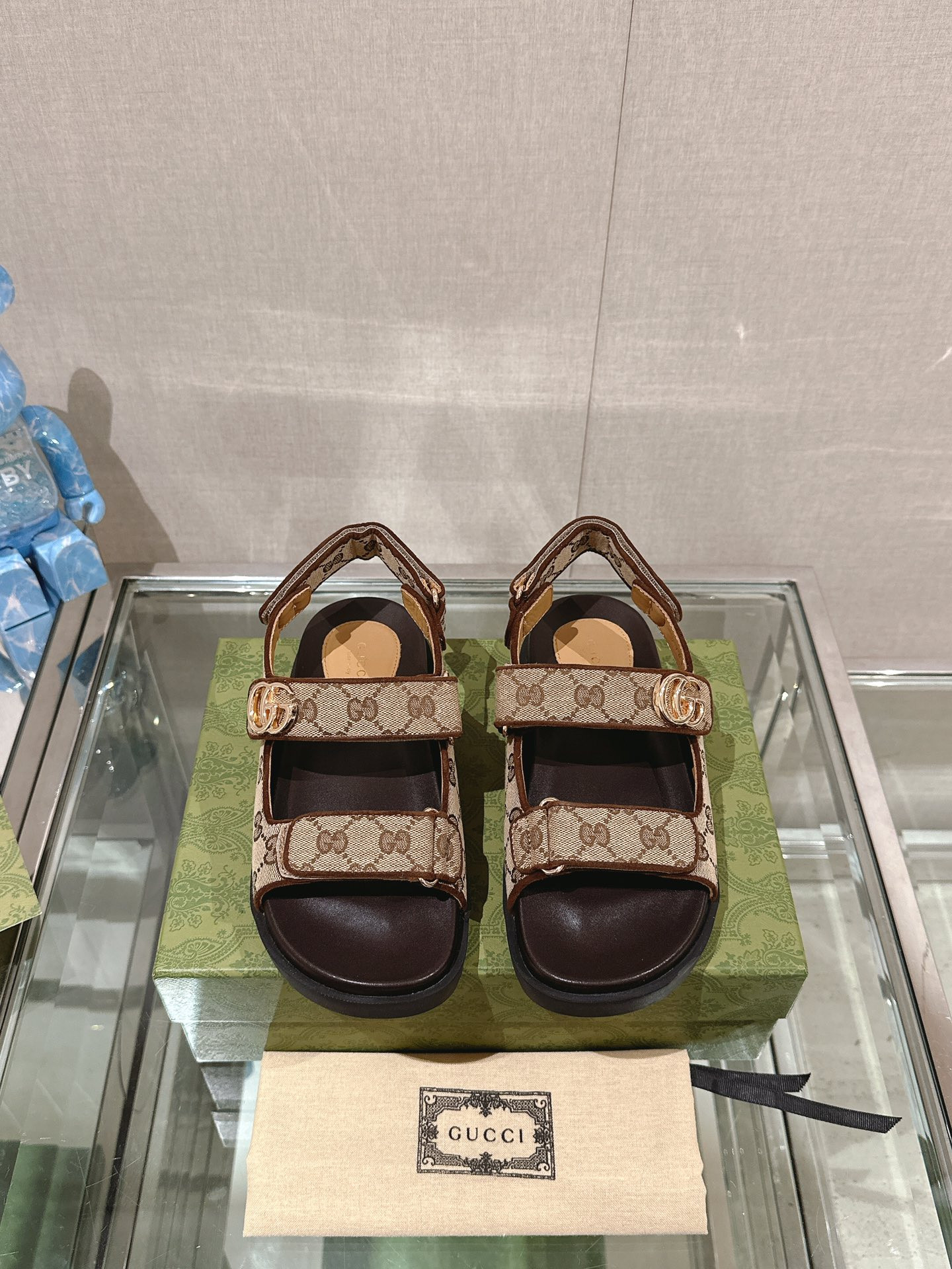G*u*i slide sandals