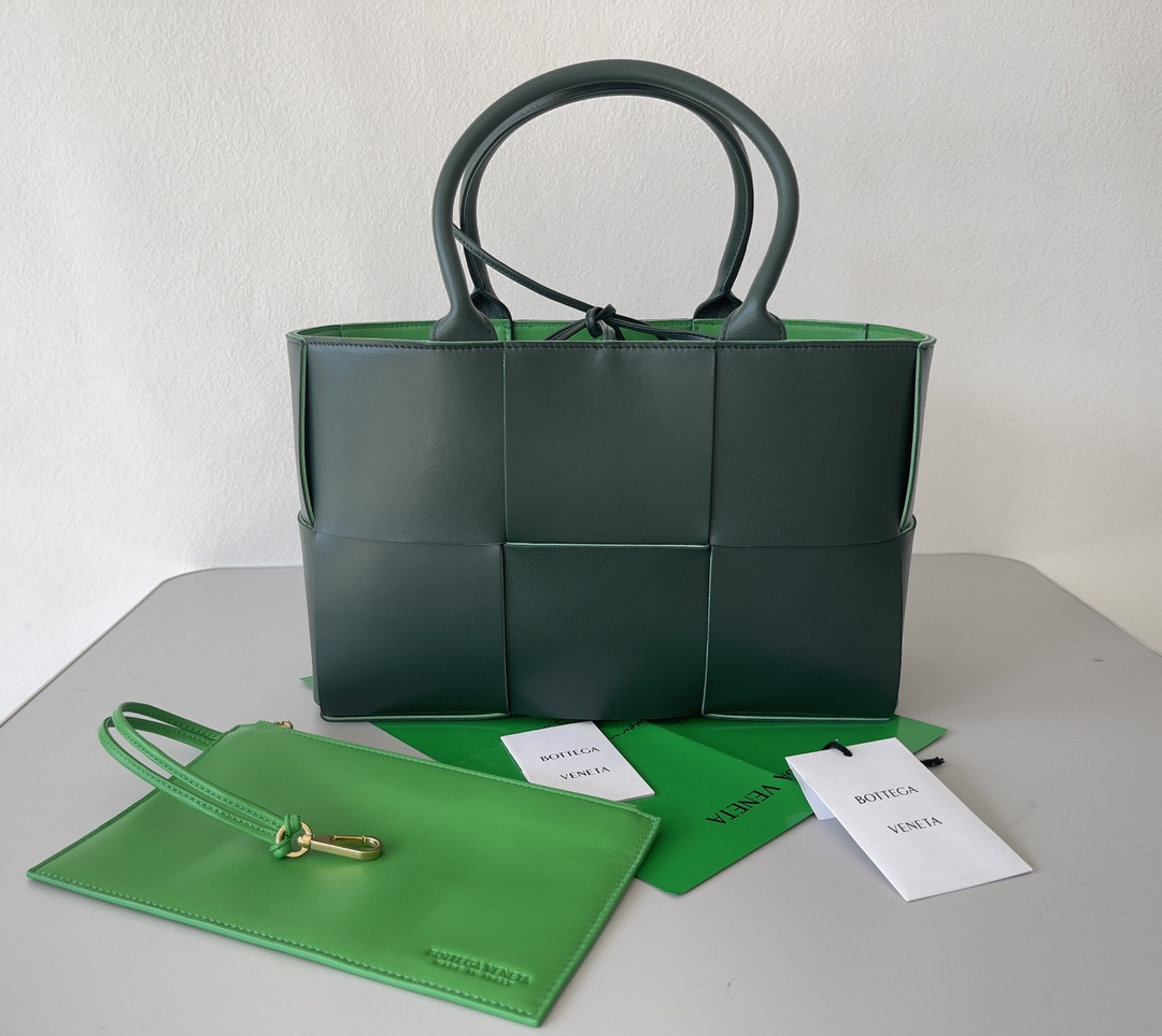 bo*te*ga Ve*ne*ta small arco tote bag