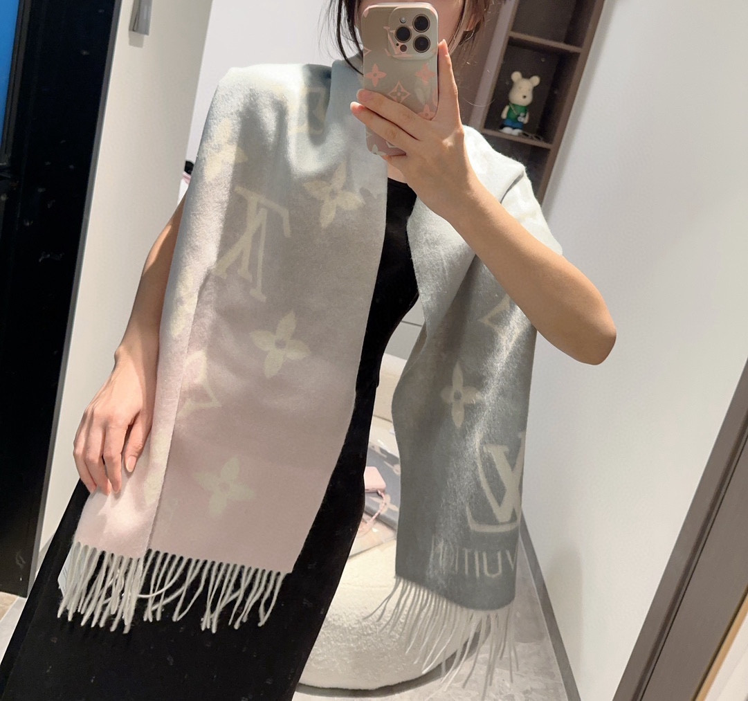 l0*is V*t0n scarf