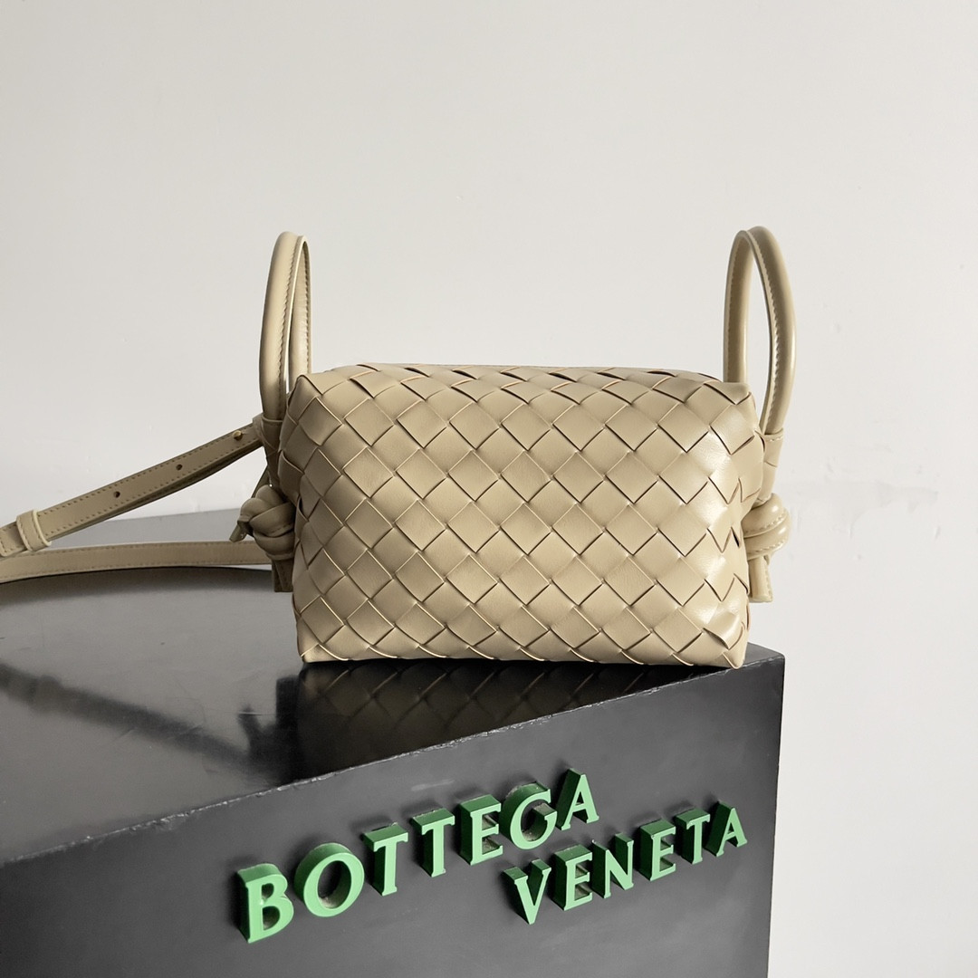 bo*te*ga Ve*ne*ta loop top handle