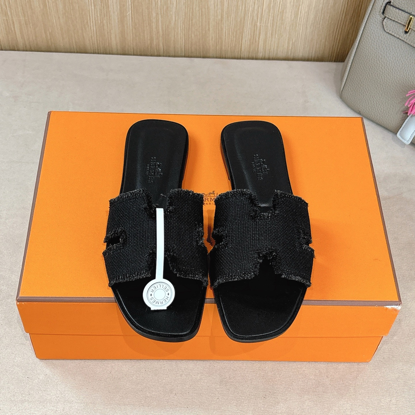 H**mes sandals