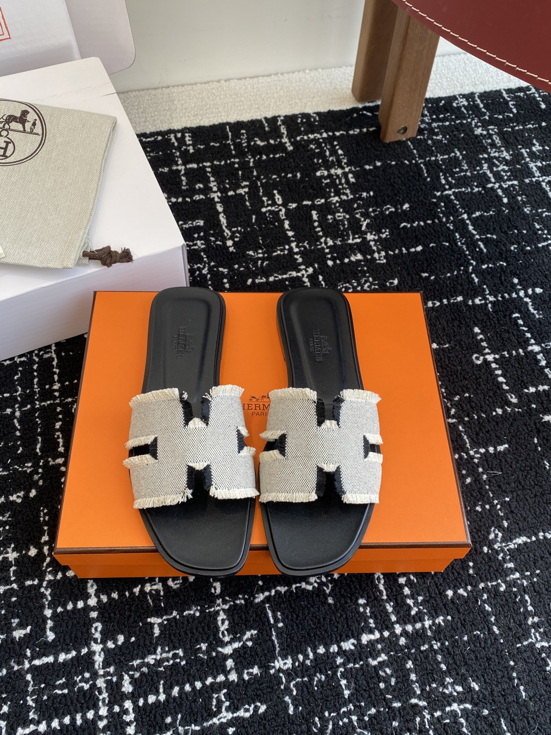 H**mes sandals
