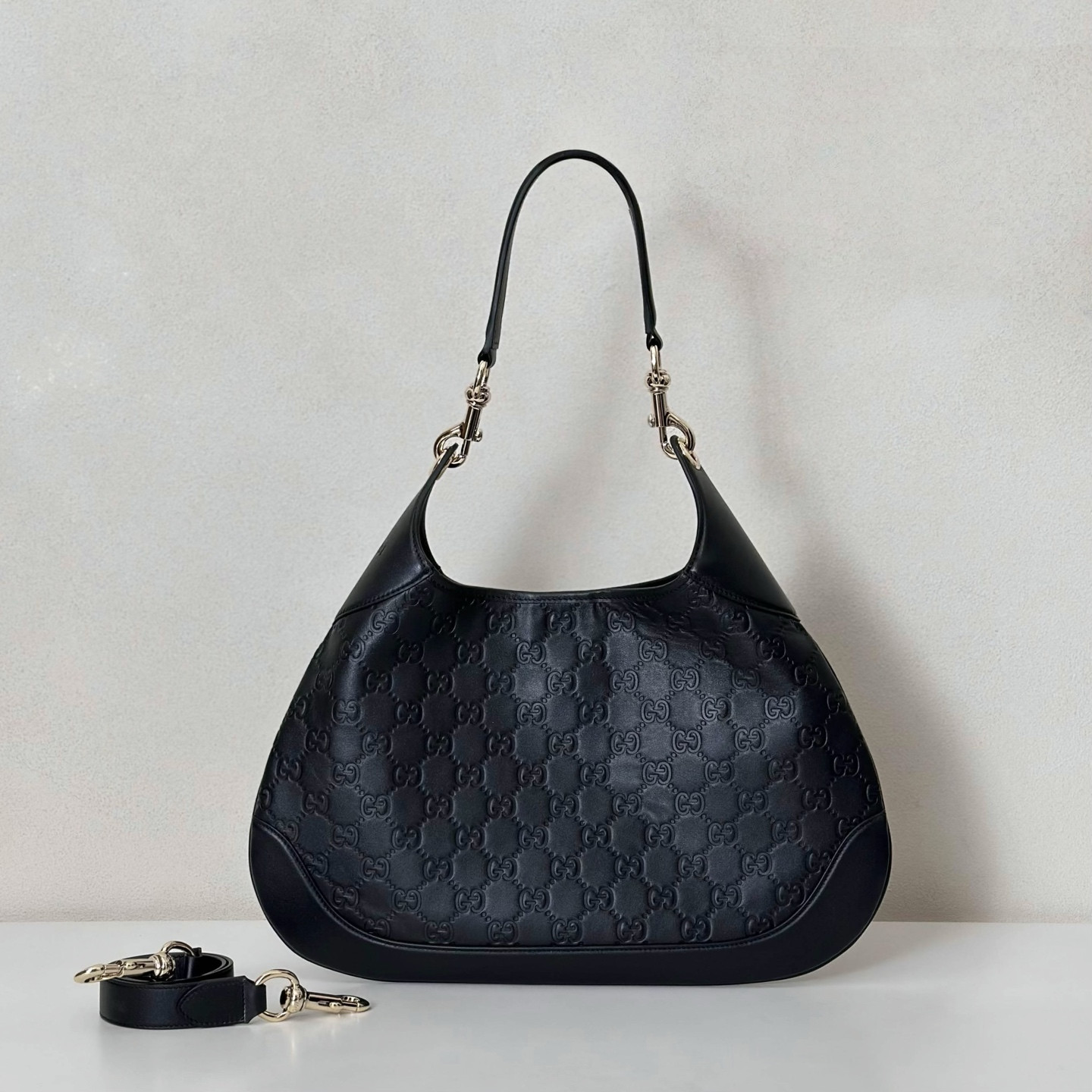 G*u*i b medium shoulder bag