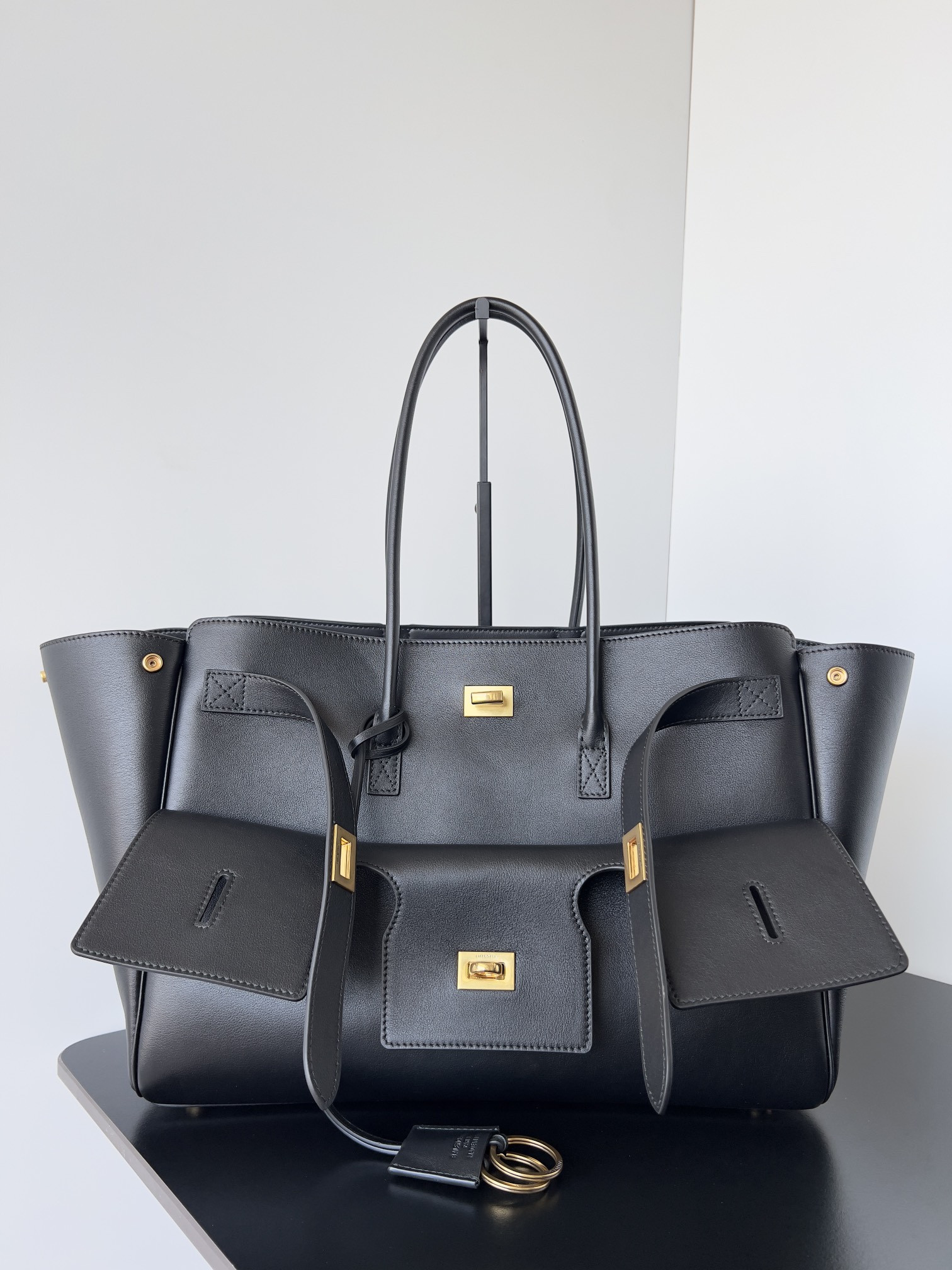 Ba*len*cia*ga bel air medium carry all bag