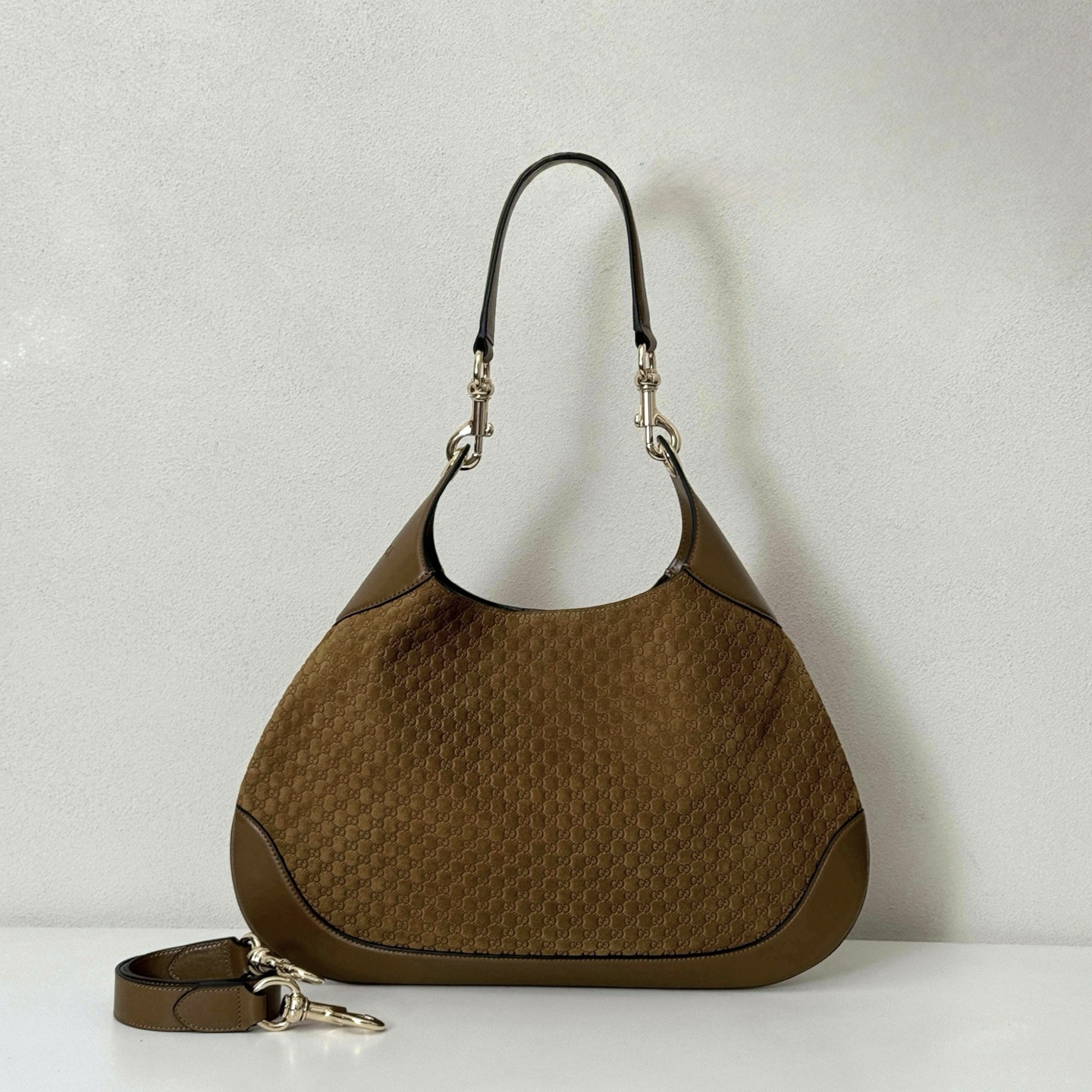 G*u*i b medium shoulder bag