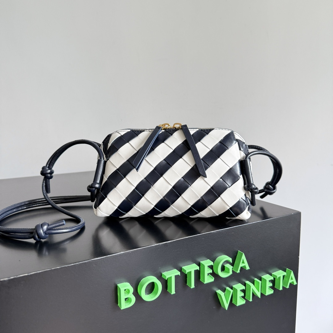 bo*te*ga Ve*ne*ta concert pouch